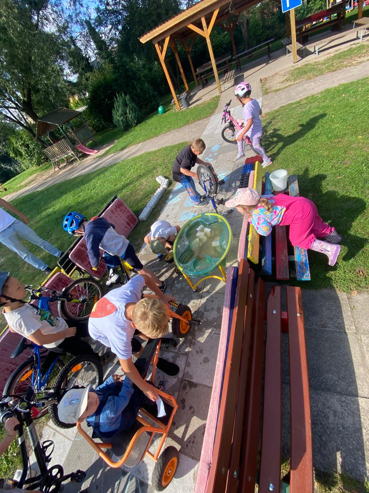 Bild erste Ferienwoche Kinder die draußen mit Fahrräder spielen