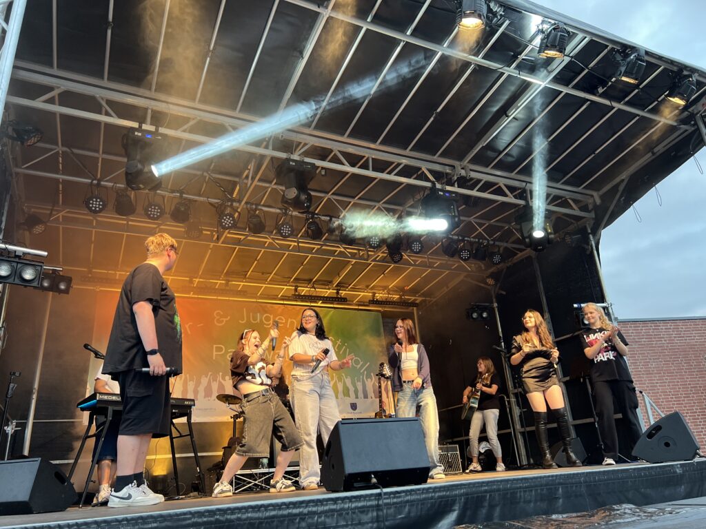 Bühne frei für Begeisterung: Jugendfestival rockt Pasewalk Bühne frei für Begeisterung: Jugendfestival rockt Pasewalk