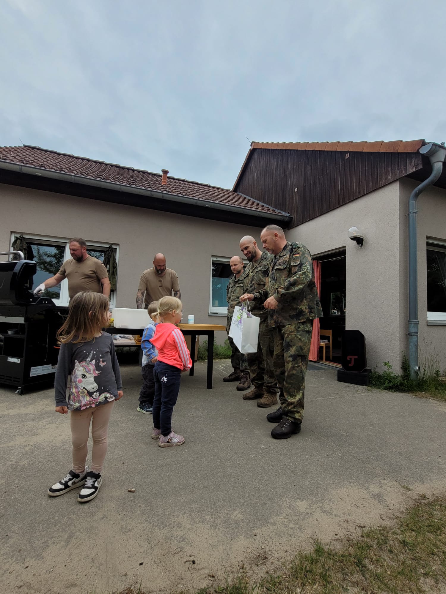 1000199583 Bundeswehr grillt für Kita